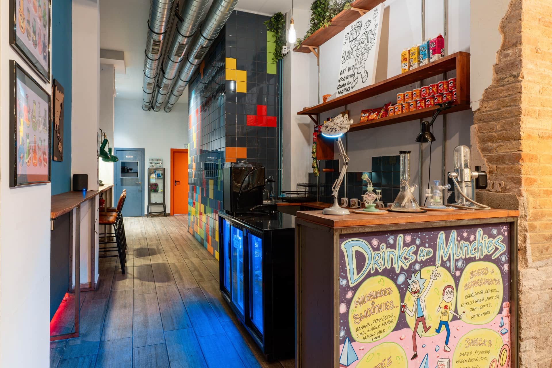 Bardisk och färgstark interiör på social cannabis club 1UP i Barcelona