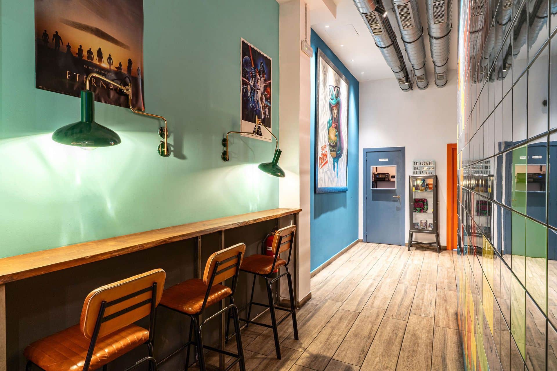 Mysig arbetsplats med bardisk på 1UP weed cafe i Barcelona
