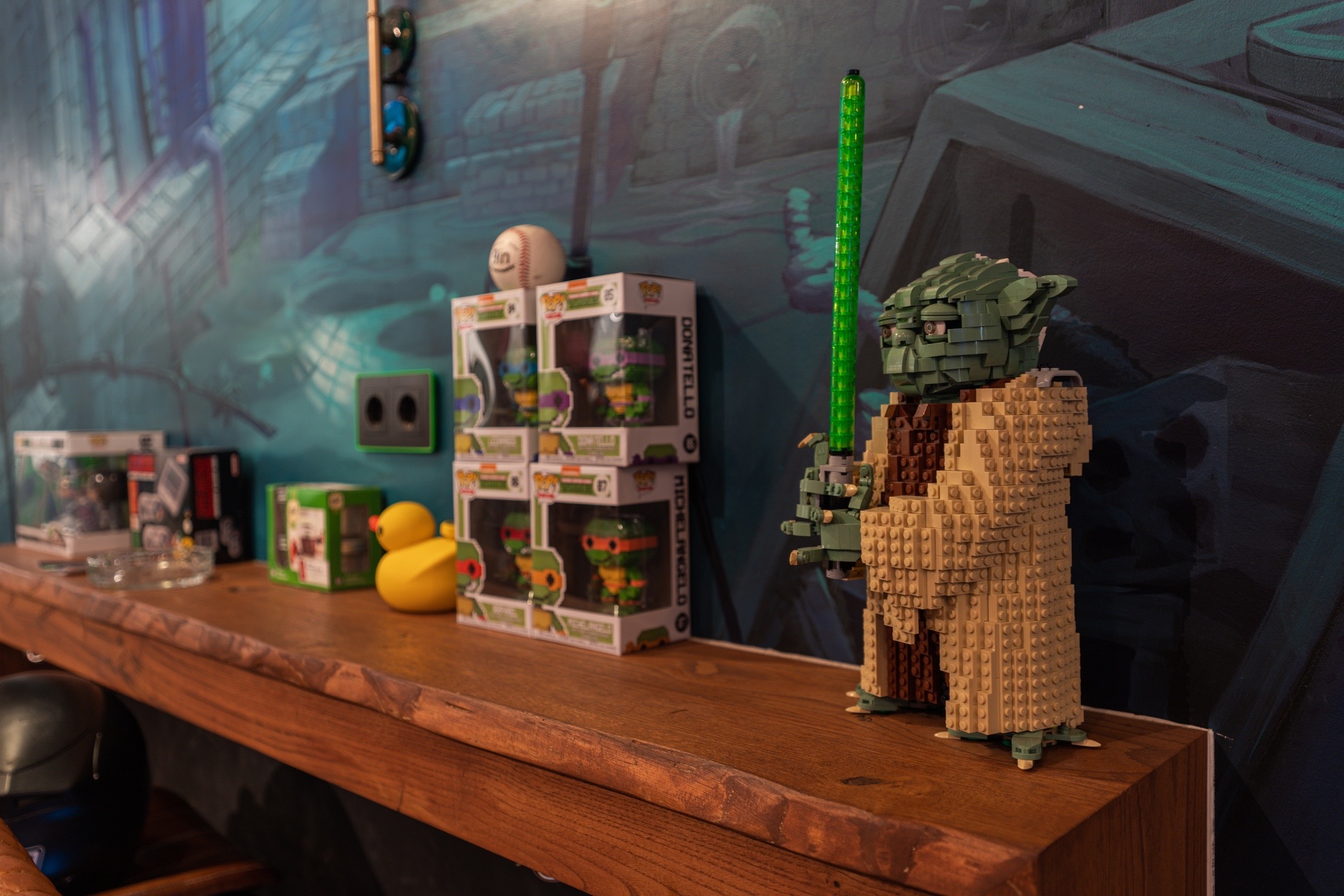 Master Yoda från Lego i cannabis-klubben 1UP