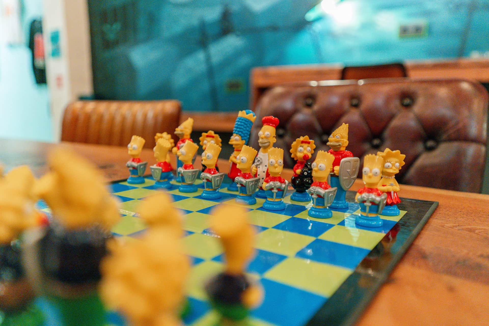 Brädspel och Simpsons schackuppsättning på cannabisföreningen 1UP Barcelona