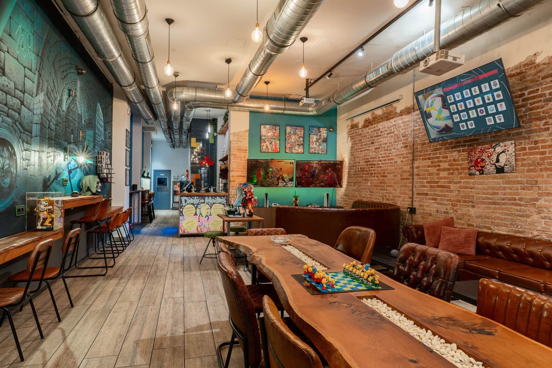 Konstvägg och brädspelsområde på cannabis club 1UP i Barcelona