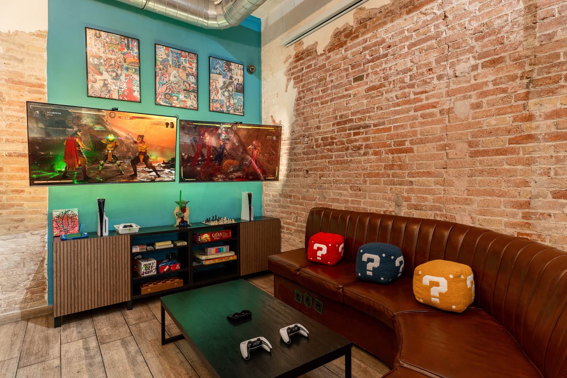 Gaminglounge med konsoler på weed club 1UP Barcelona
