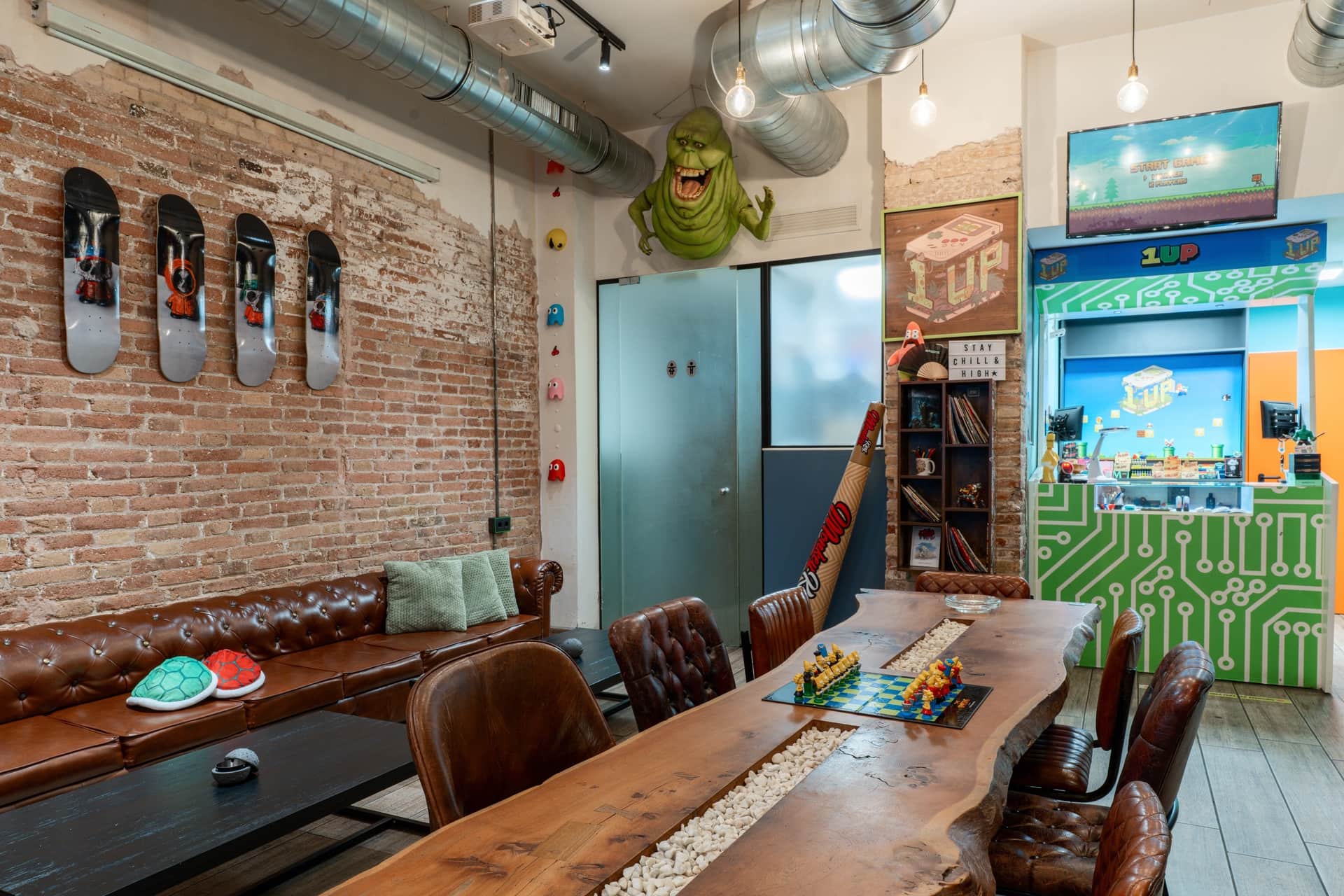 Lounge i retrostil med lädersoffa och skateboardkonst på cannabis club 1UP